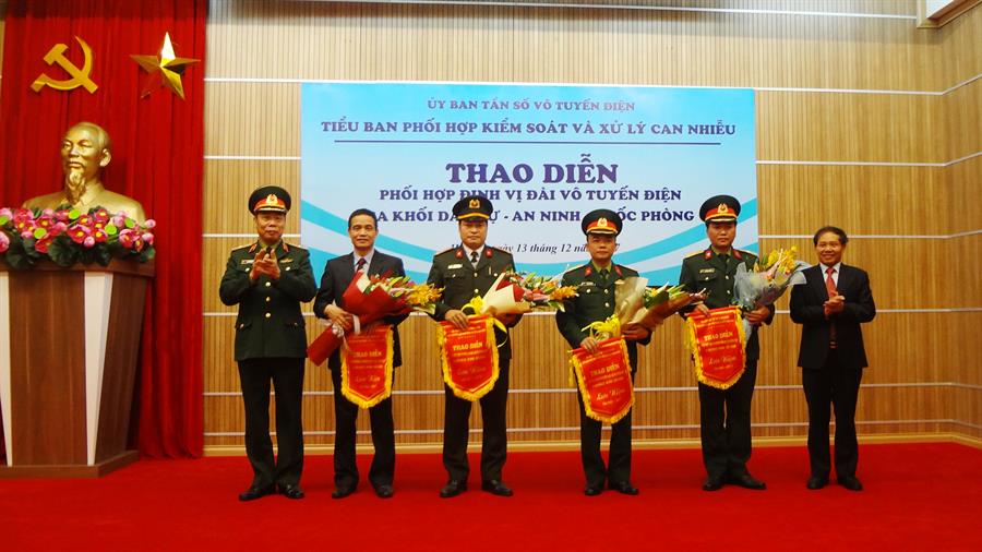 Các đồng chí Ủy viên UBTS đánh giá cao két quả phối hợp của các đơn vị tham gia thao diễn.