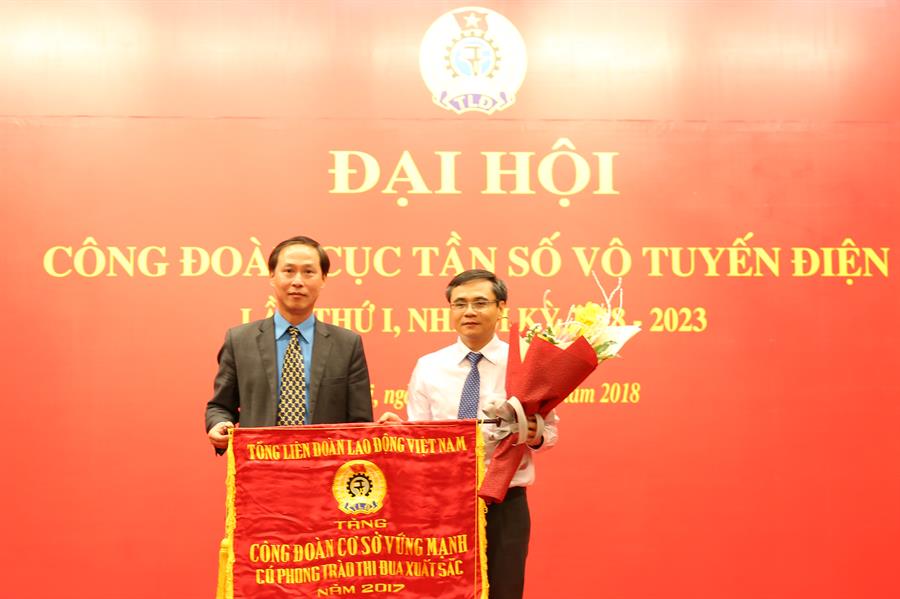 Ủy viên BCH Tổng Liên đoàn Lao động Việt Nam Chu Văn Bình trao Cờ thi đua cho Công đoàn Trung tâm Tần số VTĐ khu vực IIII
