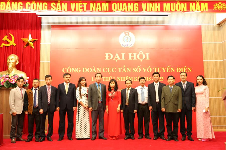 BCH Công đoàn Cục nhiệm kỳ 2018-2023 chụp ảnh lưu niệm với Chủ tịch Công đoàn TTTT Việt Nam Chu Văn Bình và Bí thư Đảng ủy, Cục trưởng Cục Tần số VTĐ Đoàn Quang Hoan.