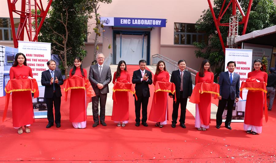 Thứ trưởng Phạm Hồng Hải, ông Andreas Siegel - Tổng lãnh sự cộng hòa liên bang Đức tại Tp.HCM, Cục trưởng Đoàn Quang Hoan, Giám đốc Sở TTTT Tp.HCM Dương Anh Đức, Lãnh đạo Tổng cục Tiêu chuẩn-Đo lường- Chất lượng cắt băng khai trương.