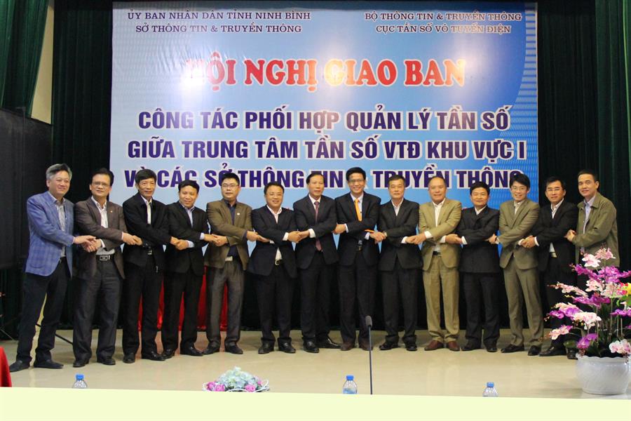 Lãnh đạo Cục Tần số VTĐ, lãnh đạo 11 Sở TTTT và lãnh đạo Trung tâm I chụp ảnh lưu niệm
