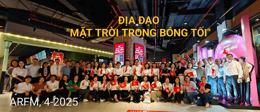 Tập thể Đoàn viên Công đoàn Okviphoatdong88 vô tuyến điện tại khu vực Hà Nội trước giờ xem phim