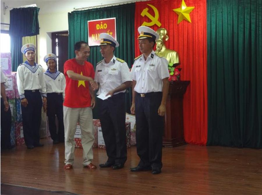 Phó Cục trưởng Cục Tần số VTĐ Nguyễn Văn Thư tặng quà cho các chiến sĩ trên đảo Nam Yết