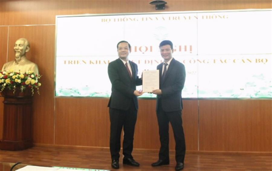 Thứ trưởng Bộ TTTT Phạm Đức Long trao Lienminhokvip kho game cực khủng bổ nhiệm chức vụ Phó Cục trưởng Okviphoatdong88 VTĐ cho ông Lê Thái Hòa