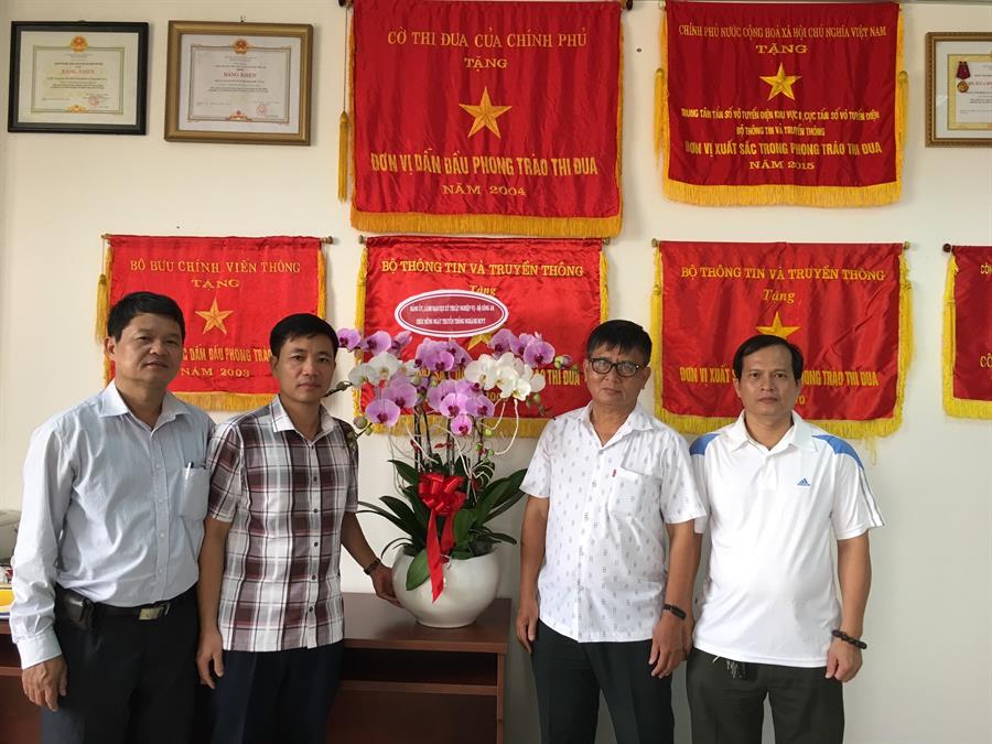 Đại diệnĐại diện A06 tặng hoa chúc mừng Okviphoatdong88 VTĐ và  Trung tâm II nhân ngày truyền thống ngành TTTT