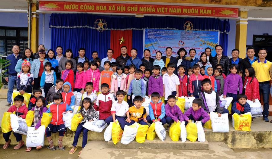 Đại diện các đơn vị tặng quà và chụp ảnh lưu niệm cùng các em học sinh Trường PTDT bán trú tiểu học Zuôich