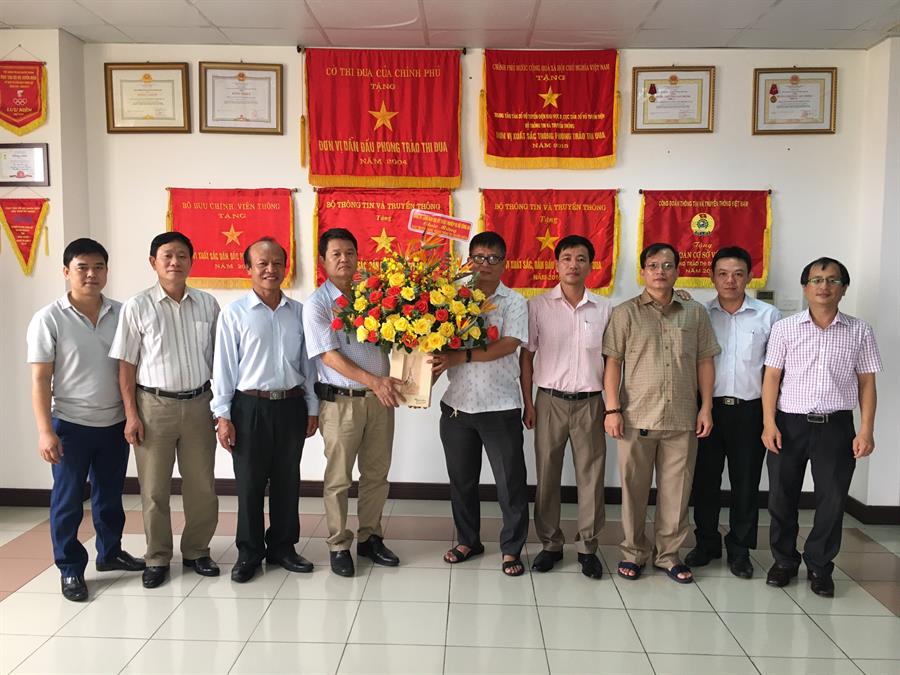 Đại diện Cục A06 tặng hoa chúc mừng Trung tâm II – Cục Tần số nhân ngày truyền thống Ngành TTTT (28/8) và Ngành Bưu điện (15/8) năm 2020