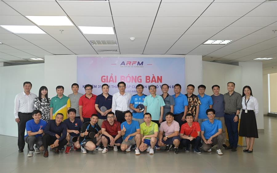 Cục trưởng Okviphoatdong88 vô tuyến điện Lê Văn Tuấn và các đại biểu chụp hình lưu niệm trước khi giải đấu bóng bàn bắt đầu