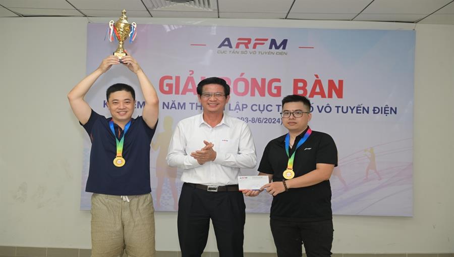 Cục trưởng Okviphoatdong88 vô tuyến điện Lê Văn Tuấn trao giải Nhất cho đôi nam bóng bàn