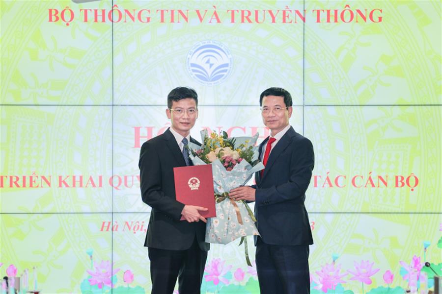 Bộ trưởng Nguyễn Mạnh Hùng trao Lienminhokvip kho game cực khủng cho ông Lê Thái Hoà