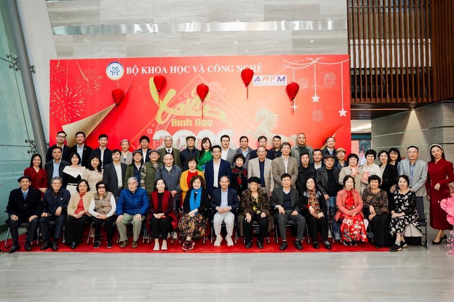 Các cán bộ hưu trí và đại diện các đơn vị thuộc Cục chụp hình lưu niệm