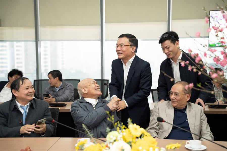 Lãnh đạo Cục bắt tay thân tình thăm hỏi cán bộ hưu trí