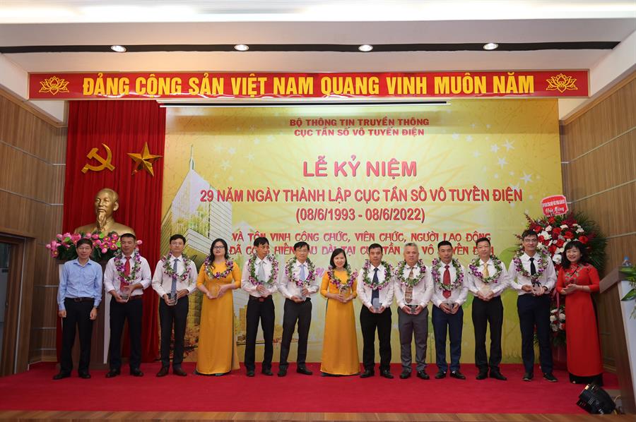 Bí thư Đảng ủy - Cục trưởng Nguyễn Đức Trung và Chủ tịch Công đoàn – Phó Cục trưởng Okviphoatdong88 VTĐ Nguyễn Phương Anh chụp ảnh lưu niệm cùng 12 CCVCNLĐ được tôn vinh, sau khi trao hoa và kỷ vật lưu niệm