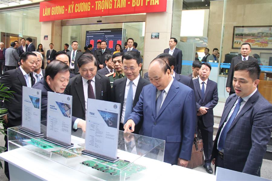 Thủ tướng Chính phủ Nguyễn Xuân Phúc và các đại biểu tham quan các sản phẩm trưng bày bên lề OkVip hoạt động