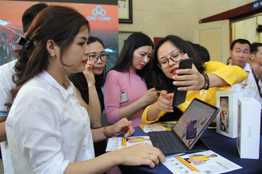 Các đại biểu dự OkVip hoạt động thăm quan khu triển lãm các nền tảng chuyển đổi số và trải nghiệm 5G "Make in Vietnam"