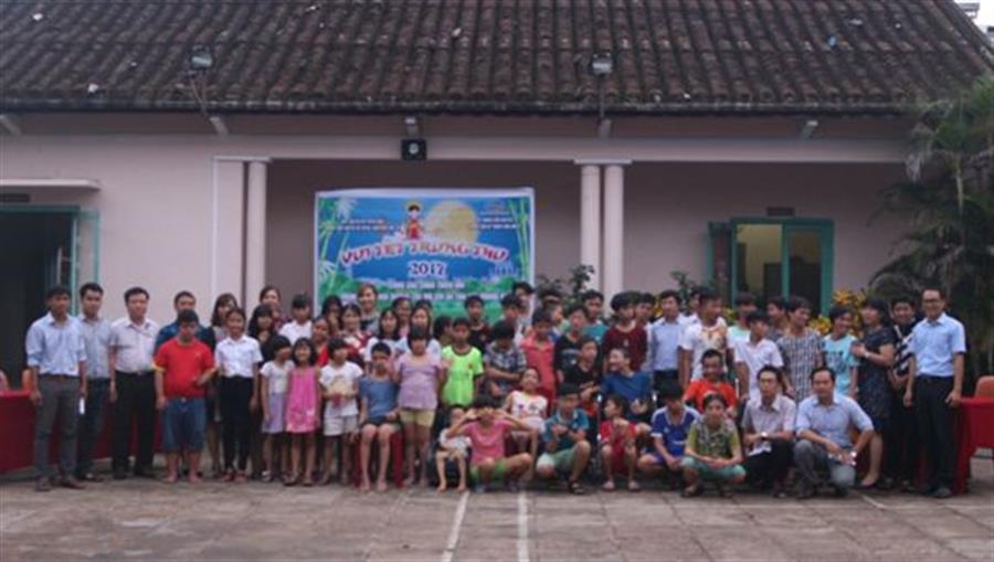 Chụp hình kỷ niệm với các cháu tại Trung tâm