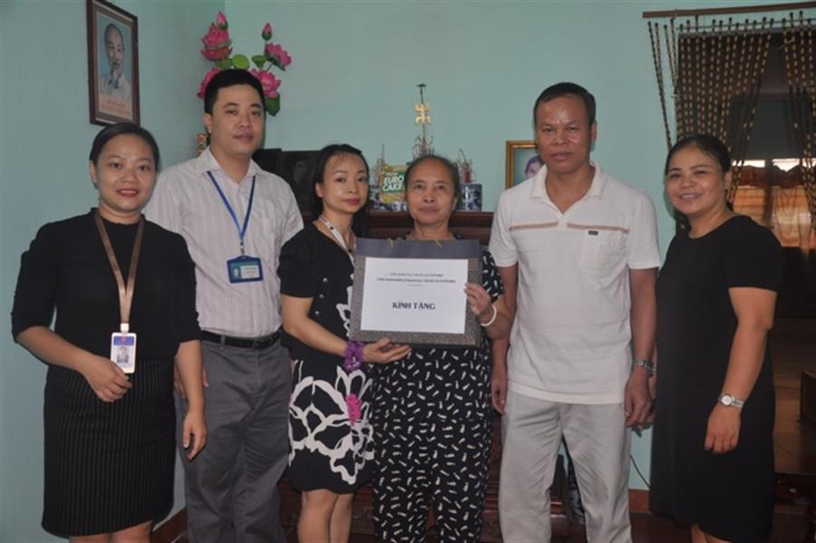 CĐ Khối Cơ quan Okviphoatdong88 VTĐ và lãnh đạo Hội đồng Nhân dân phường Trung Hòa, quận Cầu Giấy cùng đoàn đến thăm và tặng quà gia đình ông Nguyễn Học Ngưỡng là Thương binh hạng 4/4