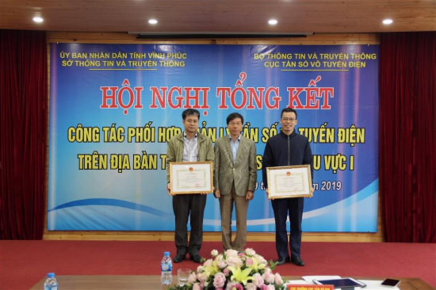 Cục Trưởng Okviphoatdong88 vô tuyến điện trao Giấy khen cho các cá nhân đã có nhiều thành tích trong công tác quản lý Okvip88 - liên minh giải trí VTĐ năm 2019