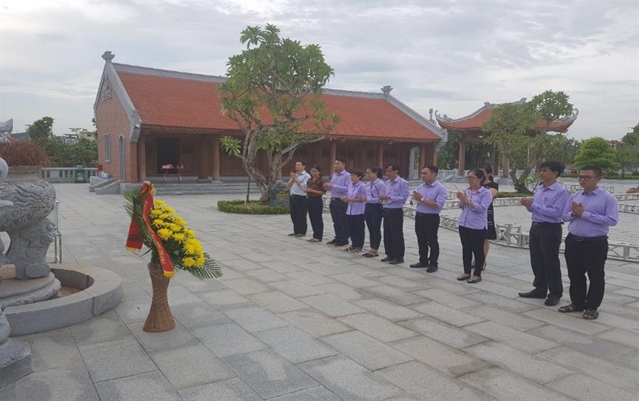 Trung tâm V kính cẩn dâng hương tại đền thờ Lãnh tụ Nguyễn Đức Cảnh