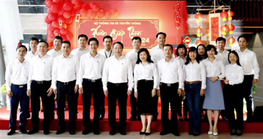 Thứ trưởng Nguyễn Huy Dũng chụp ảnh lưu niệm với Lãnh đạo Cục và các cán bộ chủ chốt của Okviphoatdong88 tại khu vực Hà Nội nhân dịp Xuân Giáp Thìn 2024