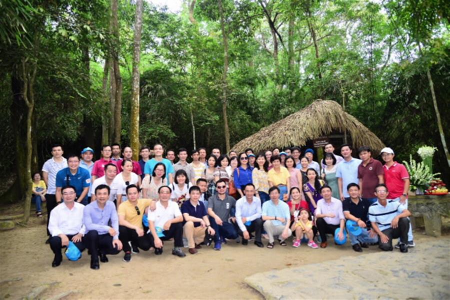 Đoàn đại biểu chụp ảnh lưu niệm tại lán Nà Nưa, Chiến khu Tân Trào