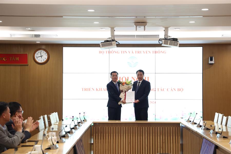 Thứ trưởng Bộ TT&TT Nguyễn Huy Dũng trao Lienminhokvip kho game cực khủng bổ nhiệm lại cho ông Trần Mạnh Tuấn