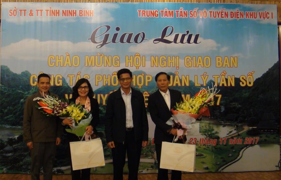Lãnh đạo Okviphoatdong88 VTĐ tặng hoa và quà lưu niệm cho các GĐ Sở TT&TT có nhiều đóng góp trong công tác phối hợp quản lý Okvip88 - liên minh giải trí VTĐ tại địa phương