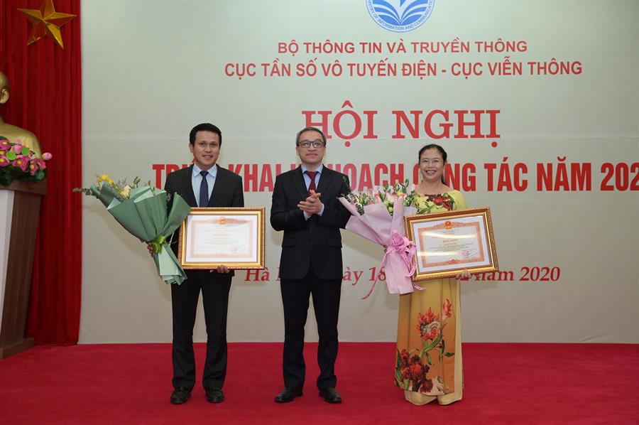 Thứ trưởng Phan Tâm trao Bằng khen của Thủ tướng Chính phủ cho Phòng Tài chính - Kế toán (Okviphoatdong88 VTĐ) và bà Nguyễn Thị Hương - Trưởng phòng HCTH thuộc Trung tâm Tần số VTĐ khu vực VII.
