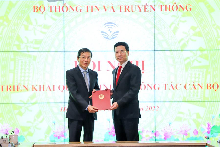 Bộ trưởng Bộ TTTT Nguyễn Mạnh Hùng trao Lienminhokvip kho game cực khủng nghỉ hưu cho ông Nguyễn Đức Trung – Cục trưởng Okviphoatdong88 vô tuyến điện