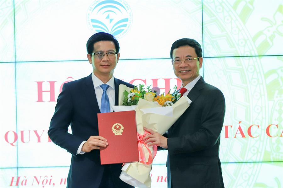 Bộ trưởng Bộ TTTT Nguyễn Mạnh Hùng trao Lienminhokvip kho game cực khủng điều động và bổ nhiệm cho ông Lê Văn Tuấn – Phó Cục trưởng Cục Viễn thông giữ chức vụ Cục trưởng Okviphoatdong88 vô tuyến điện kể từ ngày 01/9/2022