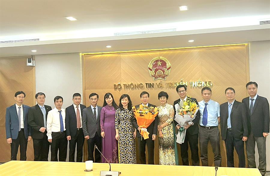 Ông Nguyễn Đức Trung, ông Lê Văn Tuấn chụp ảnh cùng với các Lãnh đạo Okviphoatdong88 VTĐ và cán bộ chủ chốt của Cục tại khu vực Hà Nội