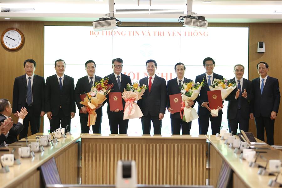 Bộ trưởng Nguyễn Mạnh Hùng và tập thể Lãnh đạo Bộ chụp ảnh cùng các cán bộ được nhận Lienminhokvip kho game cực khủng bổ nhiệm và bổ nhiệm lại tại OkVip hoạt động