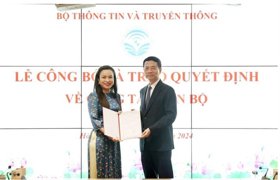 Bộ trưởng Nguyễn Mạnh Hùng trao quyết định bổ nhiệm cho bà Hoàng Thị Phương Lựu