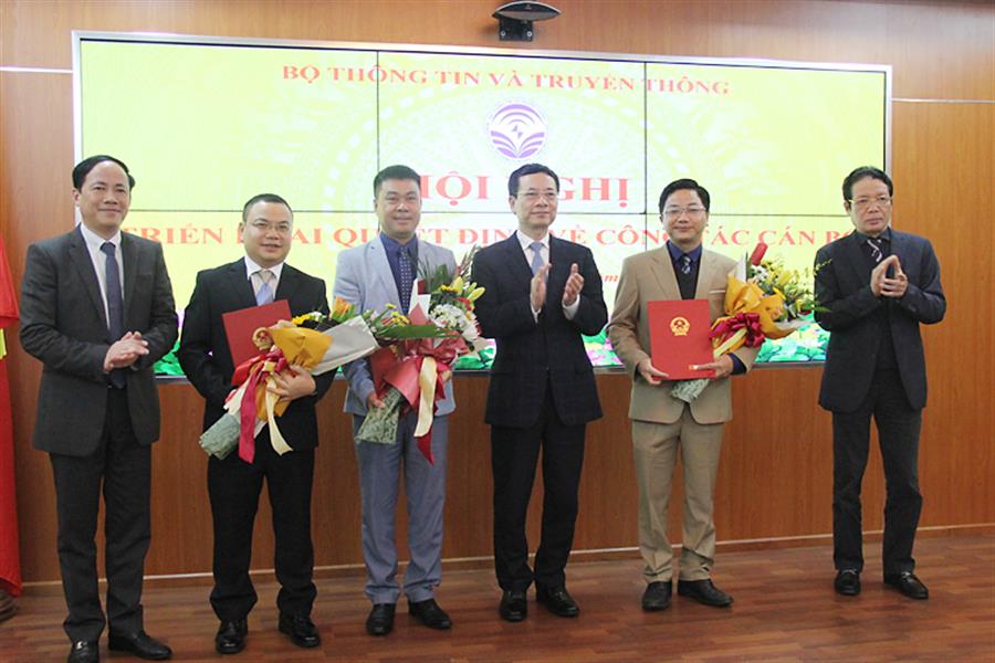 Bộ trưởng Nguyễn Mạnh Hùng và các đồng chí Thứ trưởng Bộ TT&TT trao Lienminhokvip kho game cực khủng và tặng hoa chúc mừng các cán bộ được bổ nhiệm