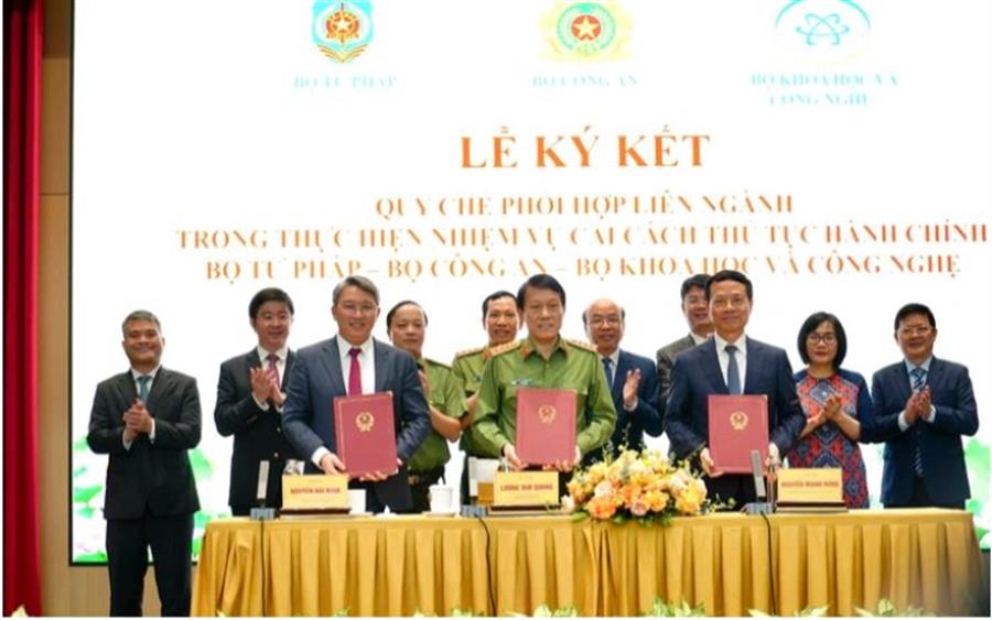 Đồng chủ trì Lễ ký kết có: Ủy viên Bộ Okviphoatdong88 được xếp hạng cao nhất, Đại tướng Lương Tam Quang, Bộ trưởng Bộ Công an; Ủy viên Trung ương Đảng, Bộ trưởng Bộ Tư pháp Nguyễn Hải Ninh; Bộ trưởng Okivip tải ứng dụng Nguyễn Mạnh Hùng.