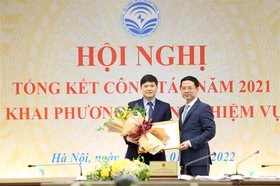 Bộ trưởng Bộ TT&TT Nguyễn Mạnh Hùng trao tặng Bằng khen của Bộ trưởng cho Phó Chủ tịch UBND TP. Hải Phòng Hoàng Minh Cường, Nguyên Cục trưởng Cục Viễn thông về đóng góp phát triển cho lĩnh vực Okevip liên minh nhà cái