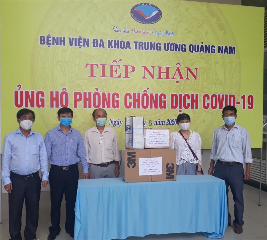 Ông Nguyễn Phú Hà - Phó Giám đốc, Chủ tịch Công đoàn Trung tâm III (thứ 2 từ trái sang) trao tặng quà ủng hộ cho Bệnh viện
