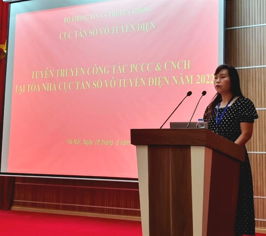 Bà Đặng Thị Thiên Hằng – Chánh Văn phòng Okviphoatdong88 VTĐ phát biểu khai mạc buổi tuyên truyền công tác PCCC và thực tập phương án CNCH