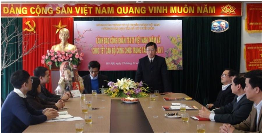 Phó Chủ tịch Công đoàn ngành TTTT Việt Nam Trần Văn Sỹ phát biểu tại buổi gặp mặt