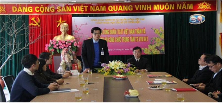 Chủ tịch Công đoàn Lê Văn Tuấn phát biểu tại buổi gặp mặt