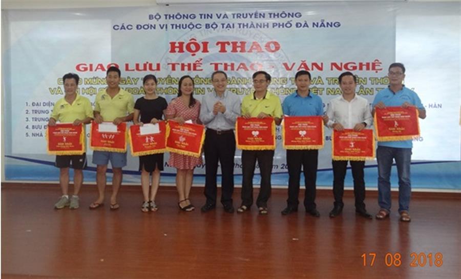 Thứ trưởng Bộ TTTT Phan Tâm trao giải Nhất cho các vận động viên tham dự Hội thao tại Đà Nẵng
