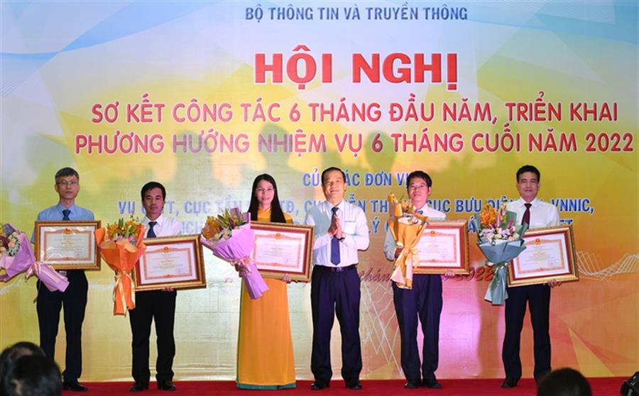 Thứ trưởng Phạm Đức Long trao Bằng khen Thủ tướng cho 01 tập thể và 04 cá nhân thuộc Okviphoatdong88 VTĐ và Cục BĐTW