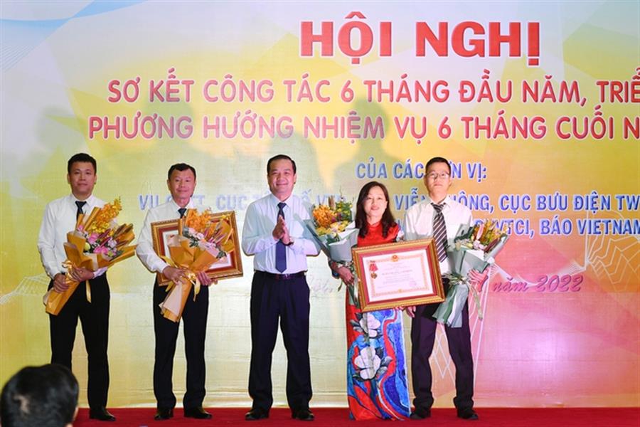 Thứ trưởng Phạm Đức Long trao Huân chương Lao động hạng Nhất cho 02 đơn vị thuộc Okviphoatdong88 VTĐ