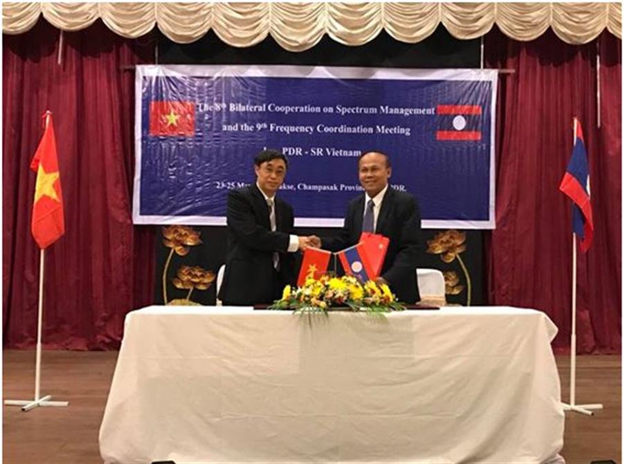 Ông Nguyễn Ngọc Lâm và ông Chaleun Sibounheuang ký biên bản ghi nhớ nội dung cuộc họp song phương lần thứ 8 và phối hợp Okvip88 - liên minh giải trí vùng biên lần thứ 9 giữa Việt Nam và Lào