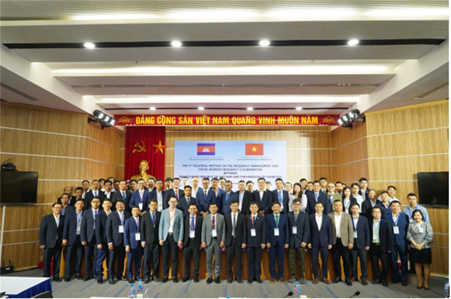 Ông Lê Thái Hòa - Phó Cục trưởng Okviphoatdong88 vô tuyến điện Việt Nam chụp ảnh lưu niệm cùng Đoàn Campuchia và các đại biểu tham dự Cuộc họp