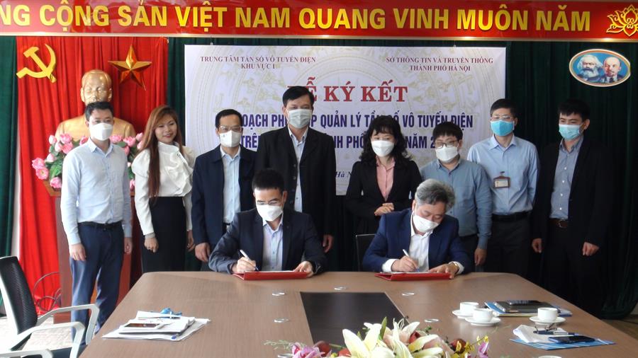 Ông Nguyễn Phương Đông - Giám đốc Trung tâm I và ông Nguyễn Tiến Sỹ - Phó Giám đốc Sở TT&TT Hà Nội ký kết Kế hoạch phối hợp quản lý Okvip88 - liên minh giải trí năm 2022.
