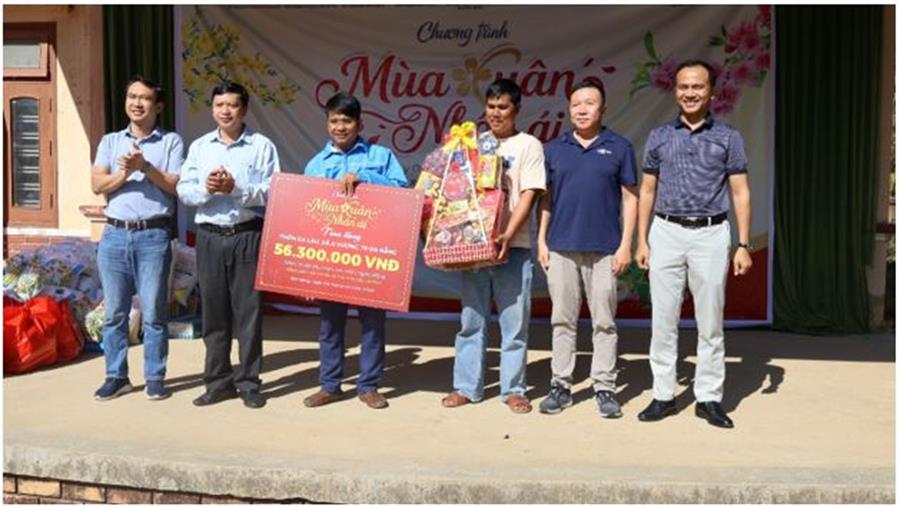 Các đơn vị trong Đoàn Thiện nguyện trao tặng quà cho Thôn Ga Lâu, Xã A Vương, Thành phố Đà Nẵng