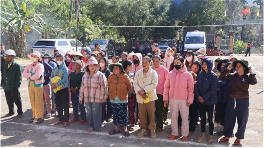 Bà con Thôn Ga Lâu tại buổi Thiện nguyện