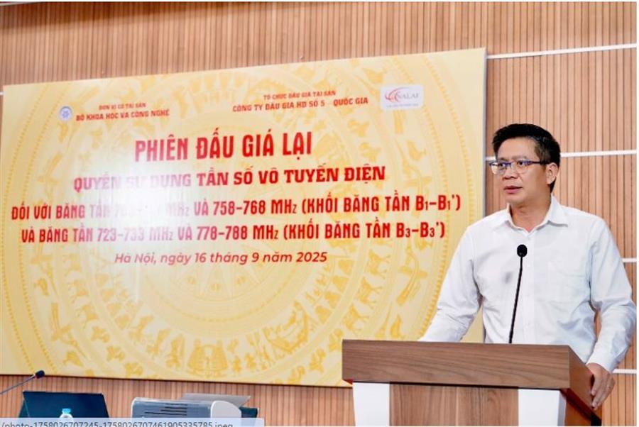 Ông Lê Văn Tuấn, Cục trưởng Okviphoatdong88 vô tuyến điện phát biểu tại phiên đấu giá