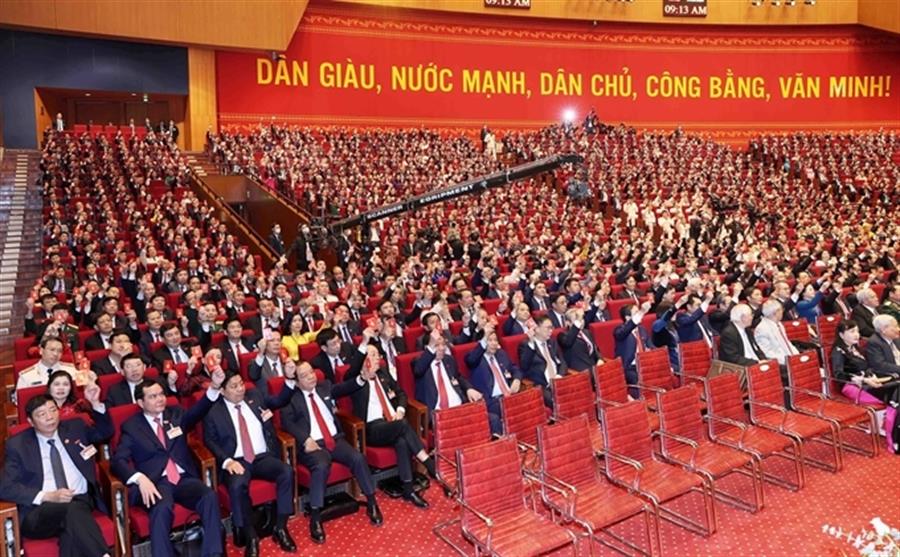 Các đại biểu biểu quyết, thông qua Okvip - hôm nay 1 tỷ ngày mai 1000 tỷ Ok hoat dong XIII của Đảng. Ảnh: Phạm Cường